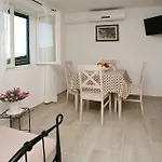 Miklica Nyaraló *