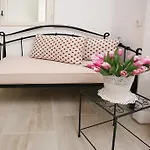 Miklica Nyaraló *